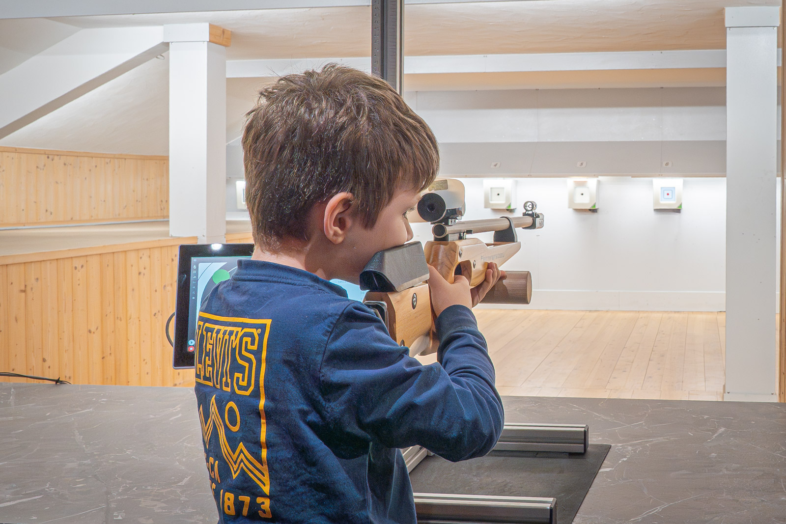 Kindersport aufgelegt mit Lasergewehren